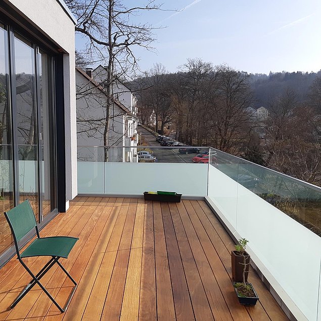 Faltschiebetür aus Aluminium und Ganzglasgeländer Bild einer Faltschiebetür aus Aluminium und Ganzglasgeländer