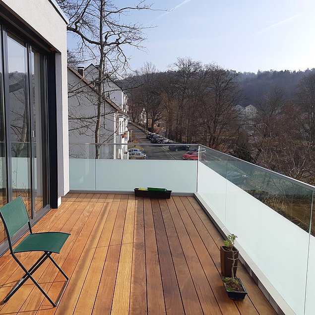 Faltschiebetür aus Aluminium und Ganzglasgeländer Bild einer Faltschiebetür aus Aluminium und Ganzglasgeländer