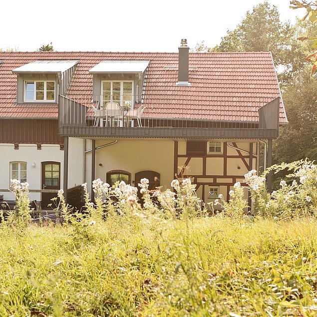 Feuerverzinkte und pulverbeschichtete Balkonanlage aus Stahl inkl. Tragkonstruktion und Bodenbelag aus WPC-Dielen Bild einer feuerverzinkten und pulverbeschichteten Balkonanlage aus Stahl inkl. Tragkonstruktion und Bodenbelag aus WPC-Dielen