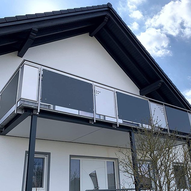 Edelstahlgeländer mit Handlauf und Pfosten aus Rundrohr und Füllungen bestehend aus Trespa-Platten und Edelstahlblech Bild eines Edelstahlgeländers mit Handlauf und Pfosten aus Rundrohr und Füllungen bestehend aus Trespa-Platten und Edelstahlblech