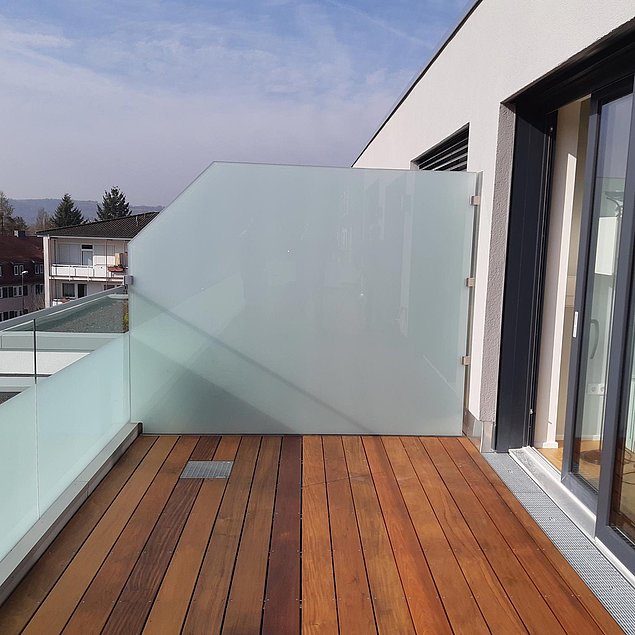 Faltschiebetür aus Aluminium und Ganzglasgeländer Bild einer Faltschiebetür aus Aluminium und Ganzglasgeländer