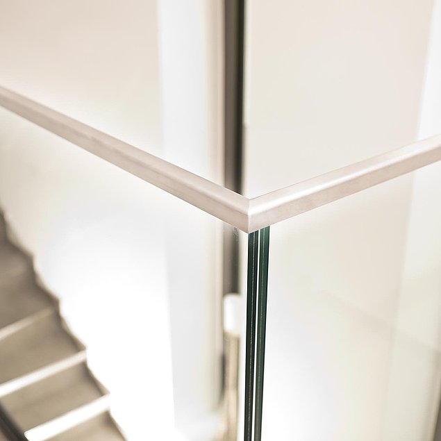 Ganzglasgeländer aus Sicherheitsglas, mit einem oberen U-Profil als Abschluss Bild eines Ganzglasgeländers aus Sicherheitsglas, mit einem oberen U-Profil als Abschluss