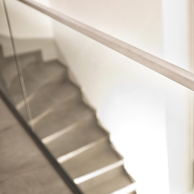 Ganzglasgeländer aus Sicherheitsglas, mit einem oberen U-Profil als Abschluss Bild eines Ganzglasgeländers aus Sicherheitsglas, mit einem oberen U-Profil als Abschluss