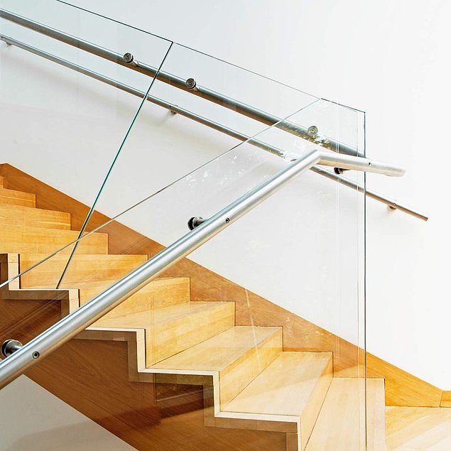 Modernes Stahlgeländer mit Holzstufen und Glasbalustrade Bild eines modernen Stahlgeländers mit Holzstufen und Glasbalustrade